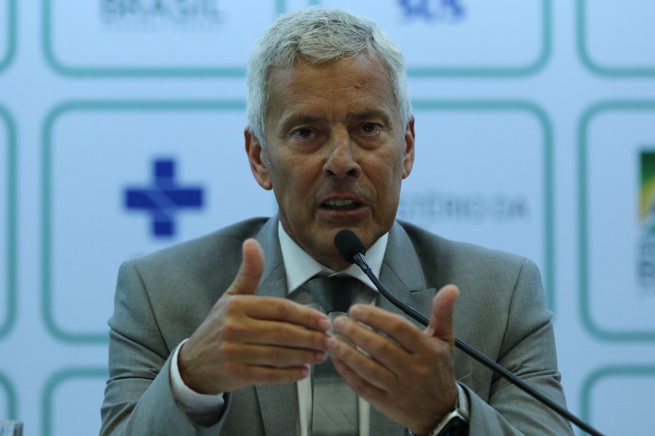 O secretário-executivo do Ministério da Saúde, João Gabbardo dos Reis, divulga dados atualizados sobre a situação do novo Coronavírus no país