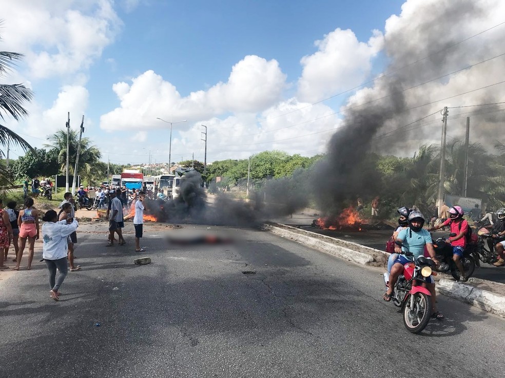 Corpo foi jogado no meio da Avenida Felizardo Moura na sexta-feora (15), interrompendo o trÃ¢nsito nos dois sentidos (Foto: Kleber Teixeira/Inter TV Cabugi)