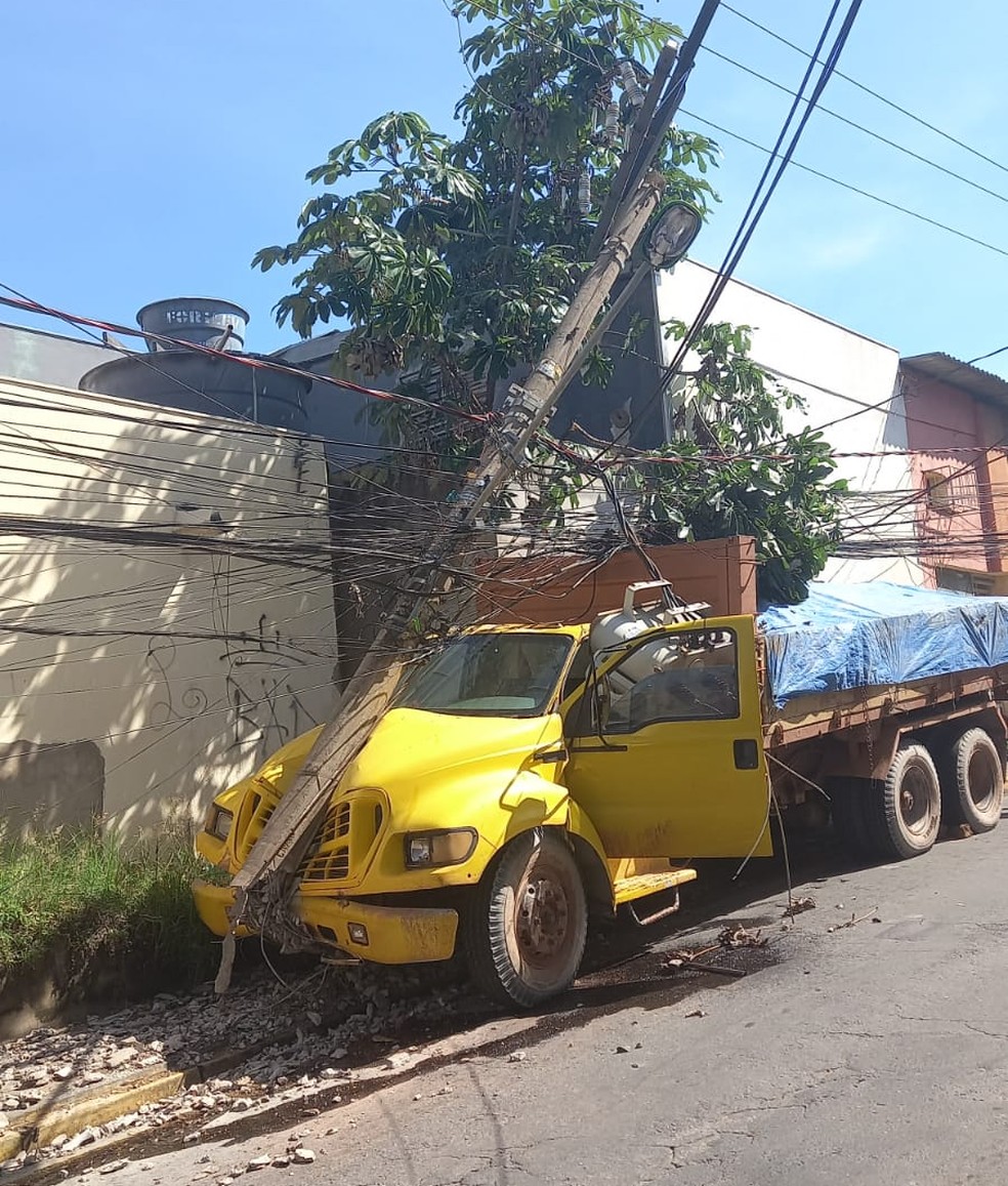 Caminhão sem freio parou somente após bater contra poste — Foto: Divulgação