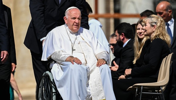 Papa Francisco começou a sentir dores fortes um dia antes da internação