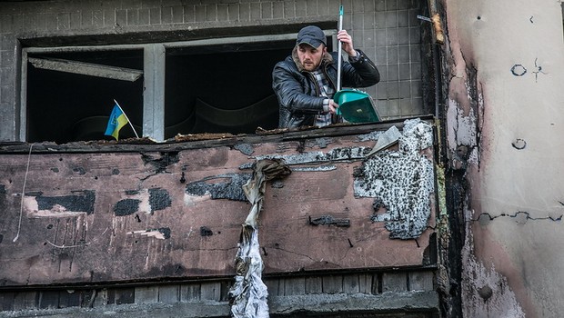 Morador limpa apartamento em Kiev (Foto: UNDP Ukraine)