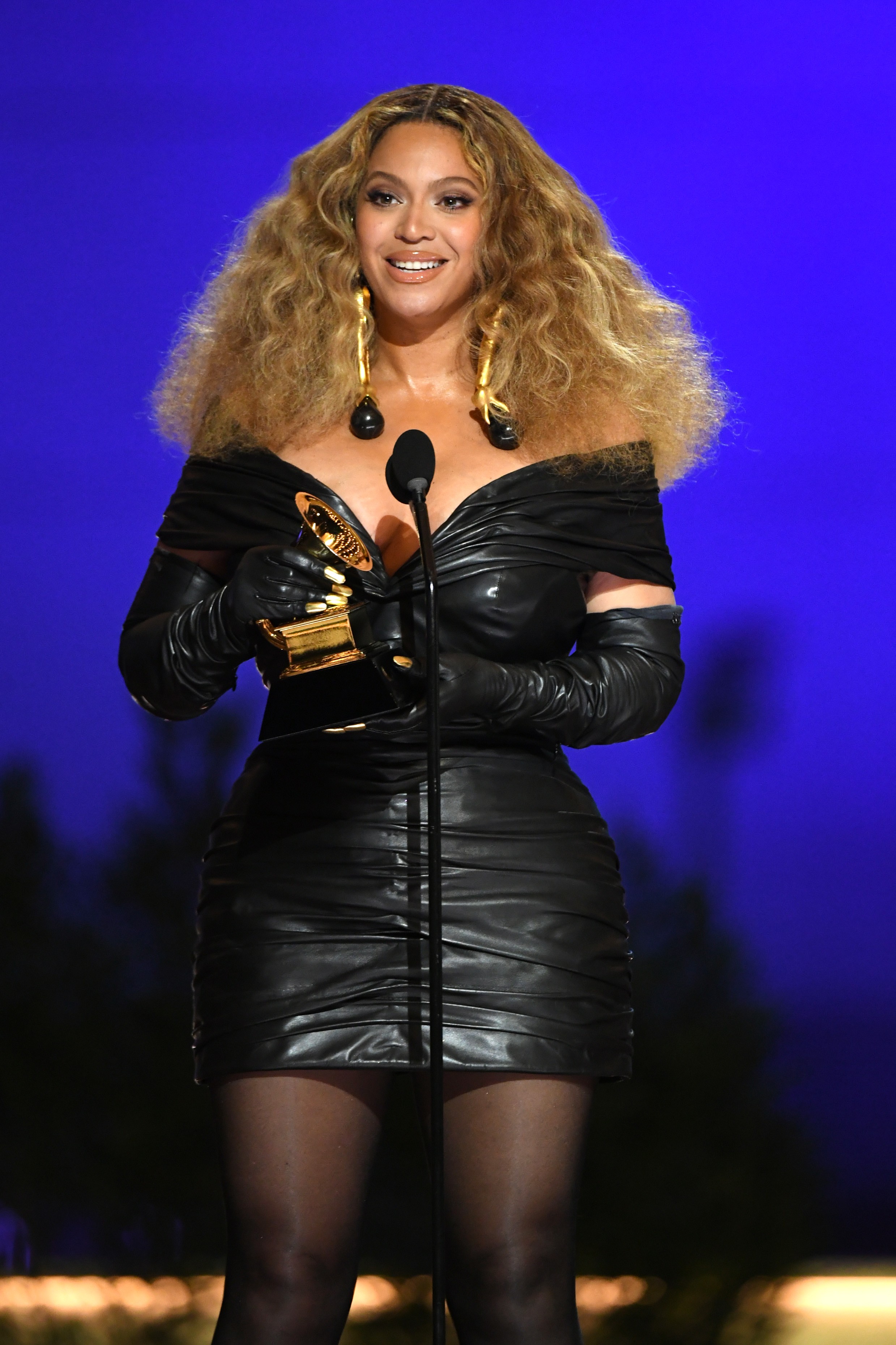 LOS ANGELES, CALIFORNIA - MARCH 14: Beyoncé accepts the Best R&B Performance award for 'Black Parade' onstage during the 63rd Annual GRAMMY Awards at Los Angeles Convention Center on March 14, 2021 in Los Angeles, California. (Photo by Kevin Winter/Getty  (Foto: Getty Images for The Recording A)