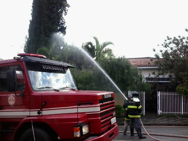 Bombeiros levaram aproximadamente uma hora para controlar o incêndio. (Foto: Giliardy Freitas / TV TEM)
