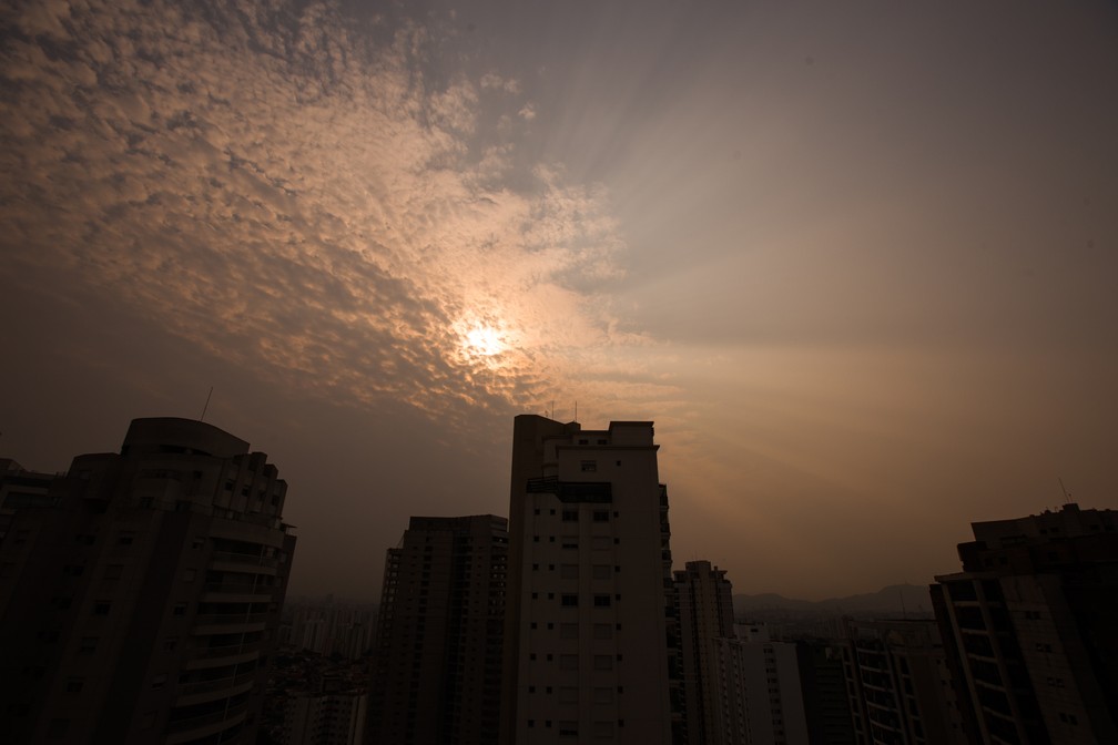 Vista céu alaranjado no Alto da Lapa, na zona oeste de São Paulo, na tarde desta sexta-feira (18). Uma nuvem de fumaça provocada pelas queimadas no Pantanal avança sobre o estado de São Paulo. — Foto: ANDRE LUCAS/ESTADÃO CONTEÚDO