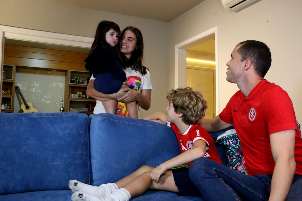 Lomba recebe a reportagem do GloboEsporte.com em família em Porto Alegre — Foto: Eduardo Deconto
