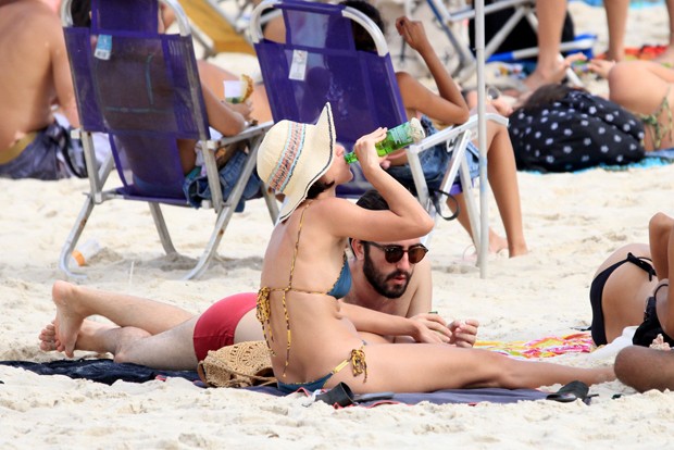 Chandelly Braz curte praia com amigos (Foto: AgNews)