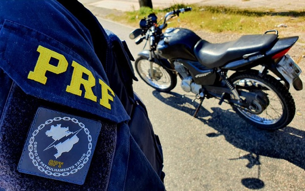 Motocicleta com placa clonada é apreendida pela PRF em Pindoretama, na Região Metropolitana de Fortaleza. — Foto: Polícia Rodoviária Federal/ Divulgação