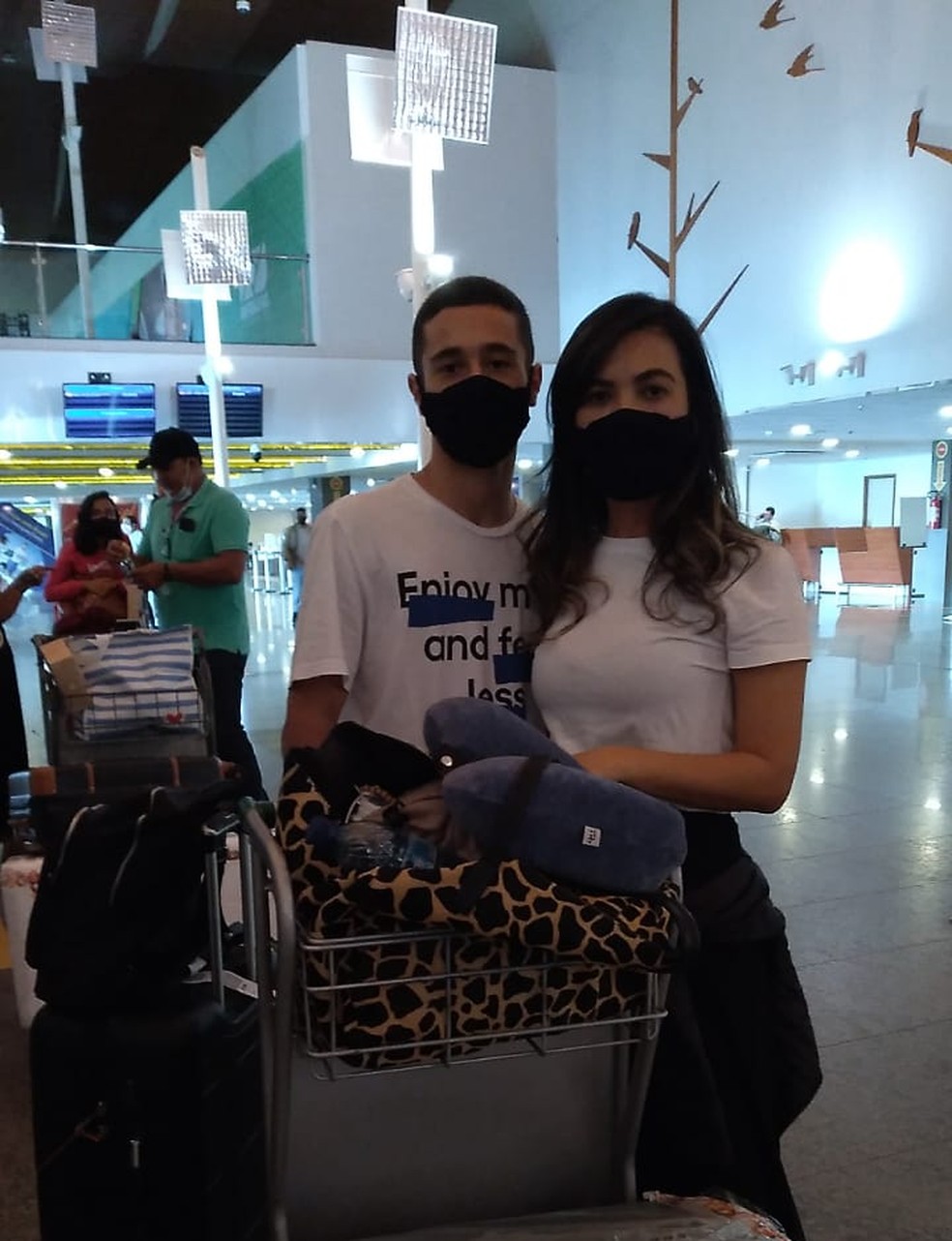 Fernanda e o filho Caio Saab precisar estar em Brasília na terça-feira (6)  — Foto: Crisley Souza/Rede Amazônica Acre