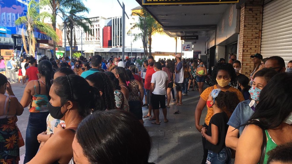 Muitas pessoas ainda no final da tarde de quinta-feira (26) para garantir os descontos ds Black Friday em Maceió — Foto: Douglas Lopes/TV Gazeta