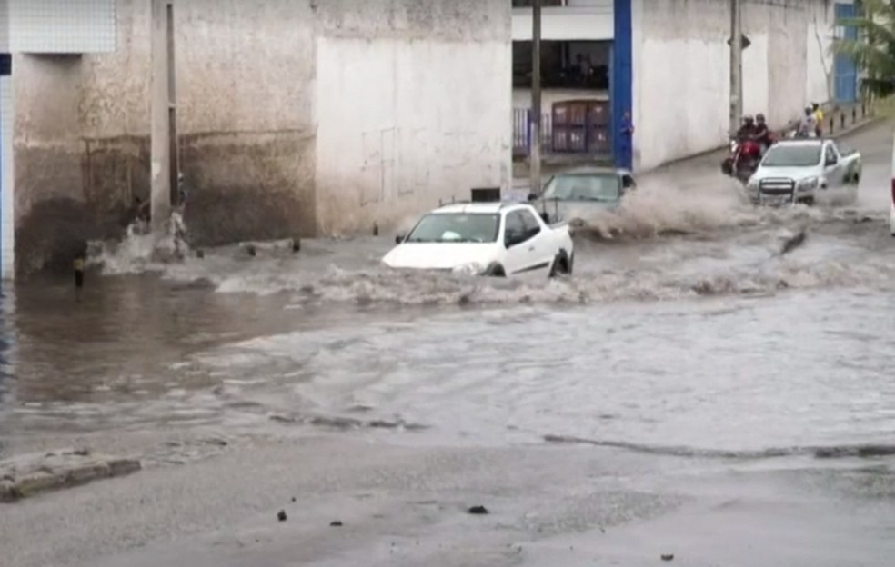 Alagamento na avenida Solange Nunes, no bairro Cidade Nova, em Natal. — Foto: Reprodução/Inter TV Cabugi