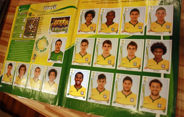 Dos rostos nas figurinhas da equipe brasileira, só Robinho ficou de fora da lista oficial de convocados (Foto: Reprodução)