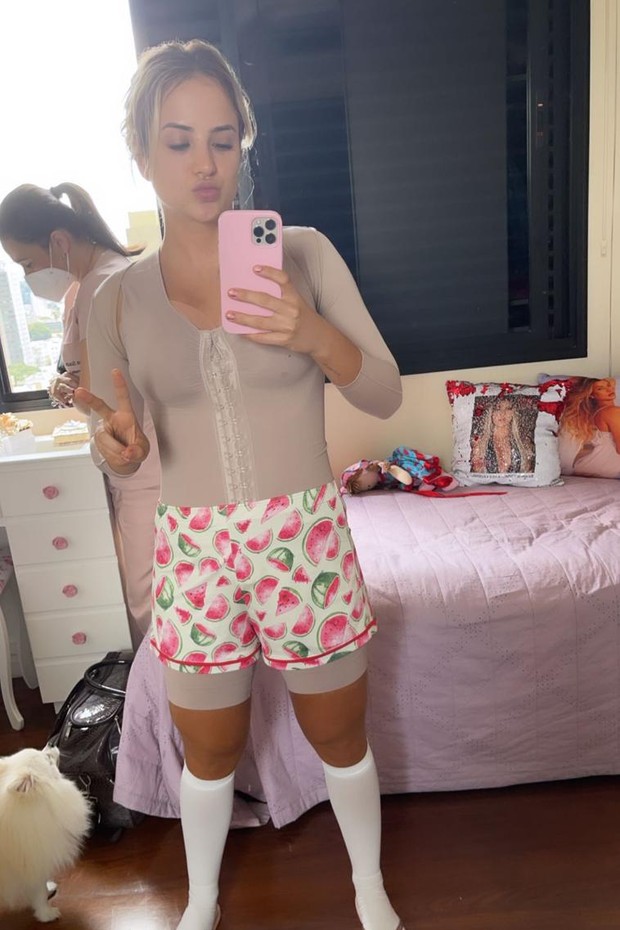 Recém-operada, Gabi Martins posa de cinta e meia de compressão (Foto: Reprodução/Instagram)