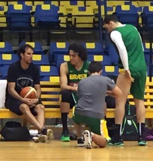 Fora da lista de Magnano, Marcelinho visita a seleção brasileira em São Paulo