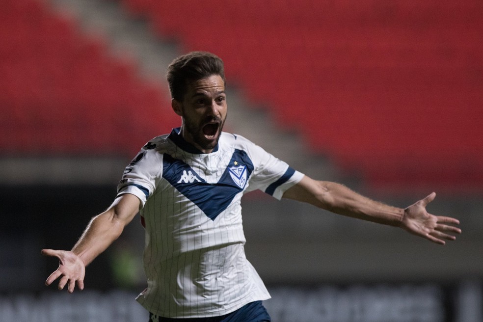 Bouzat, do Vélez, comemora o gol marcado sobre o Unión La Calera — Foto: Divulgação / Vélez