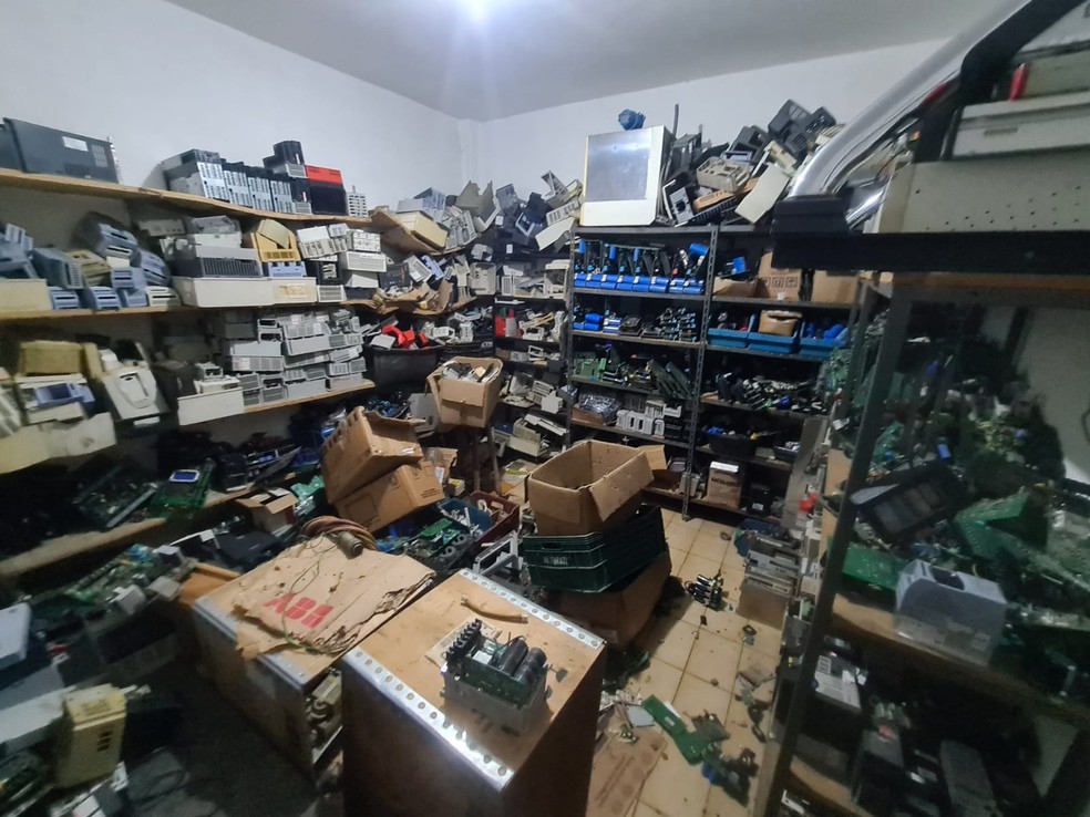 Homem é preso em Nova Odessa (SP) por receptação de equipamentos furtados da Sanasa Campinas (SP). — Foto: Delegacia de Investigações Gerais de Americana