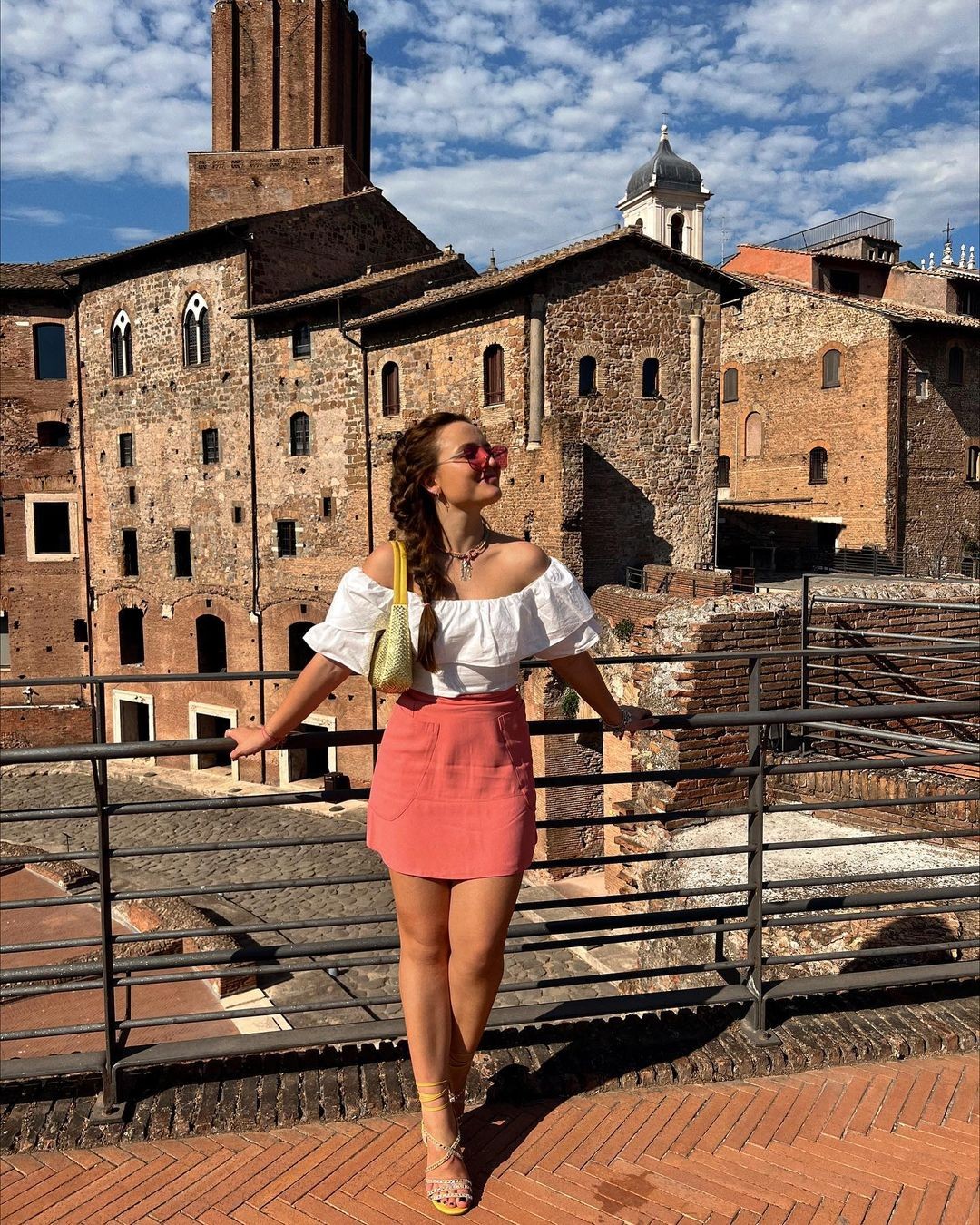 Larissa Manoela abre álbum de viagem pela Itália (Foto: reprodução/instagram)
