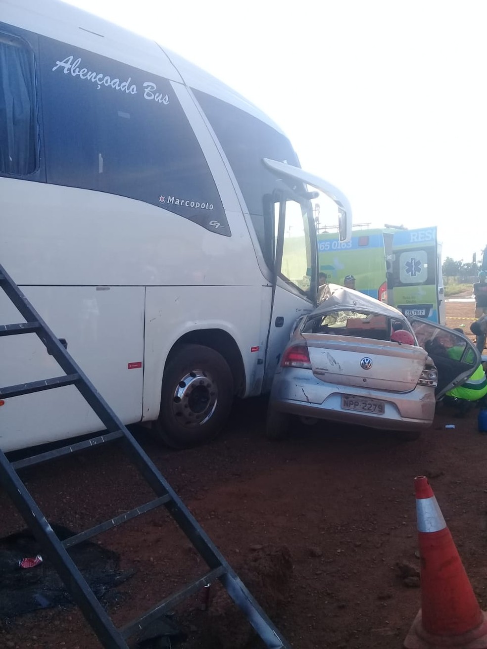Acidente na BR 163 envolvendo ônibus e um carro nesta terça-feira (12) — Foto: Reprodução