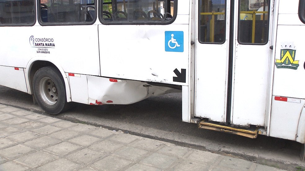 Ônibus colidiu em motocicleta — Foto: TV Paraíba/Reprodução