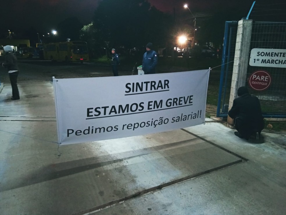 Trabalhadores do transporte público de Guarapuava pedem reposição salarial — Foto: Eduardo Andrade/RPC