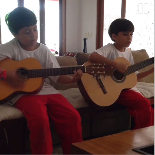 Miguel tocando violão com amigo (Foto: Reprodução/Instagram)