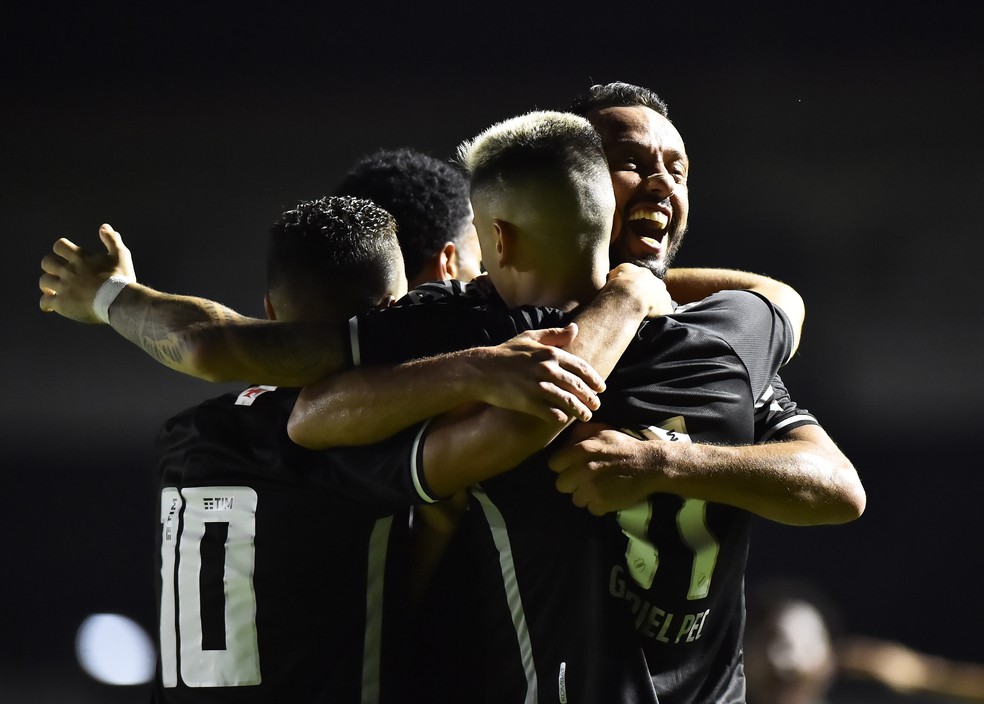 jogadores do Vasco comemora gol contra o Goi�s � Foto: Andr� Dur�o