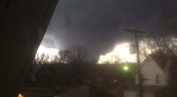 Tornado se aproxima da casa de Clem Schultz nos Estados Unidos (Foto: Reprodução)