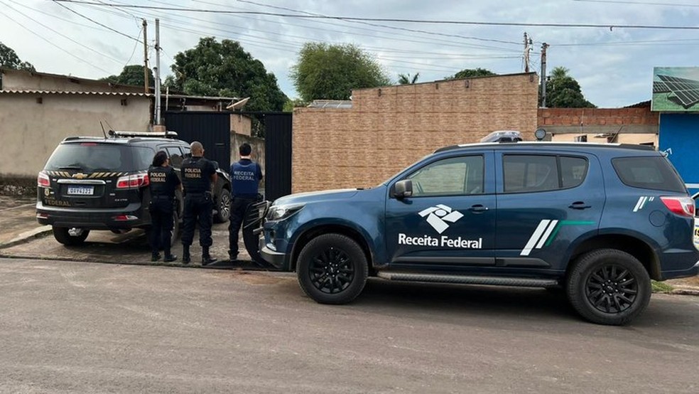 Policiais federais e auditor da Receita Federal em um dos endereços alvo da operação  — Foto: Polícia Federal/Divulgação