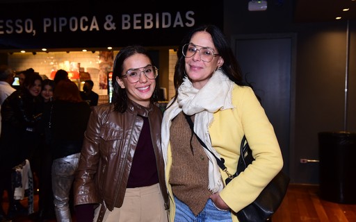 Carolina Ferraz e filha chamam atenção por semelhança em estreia de filme em São Paulo