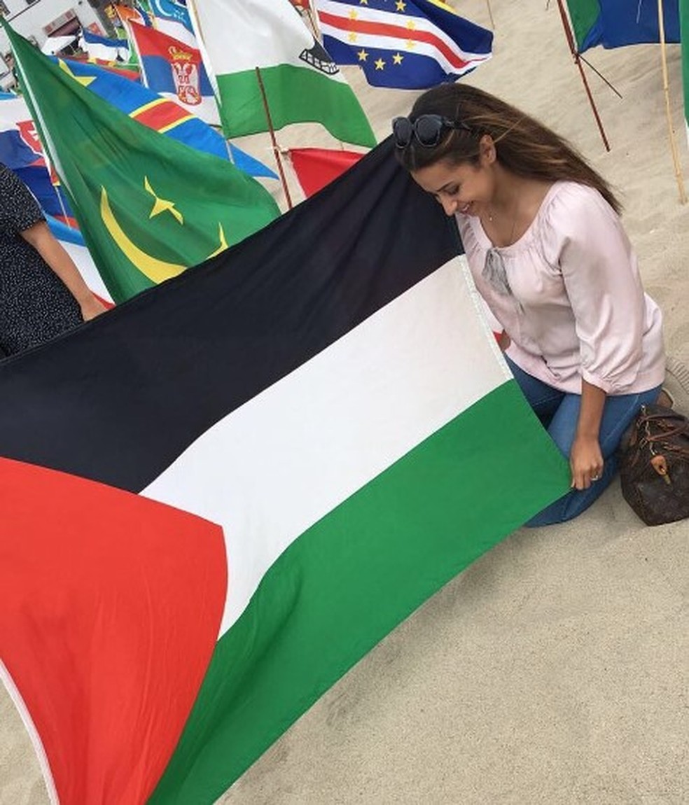 Linda Andrade segura a bandeira da Jordânia, país onde nasceu — Foto: Reprodução/Instagram