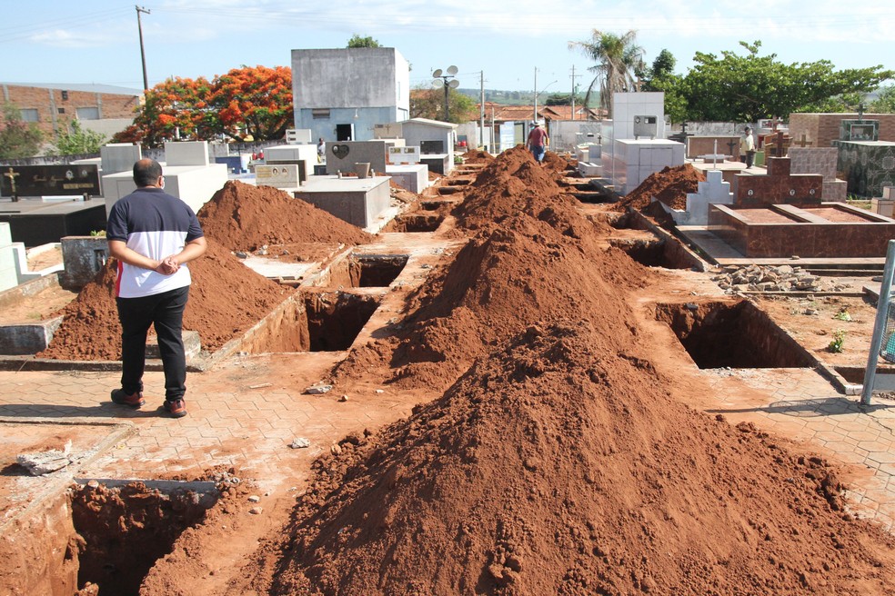 Os corpos das vítimas do acidente entre um ônibus clandestino e caminhão são sepultados no Cemitério Municipal de Itaína manhã desta quinta (26). — Foto: LUCIANO CLAUDINO/CÓDIGO19/ESTADÃO CONTEÚDO