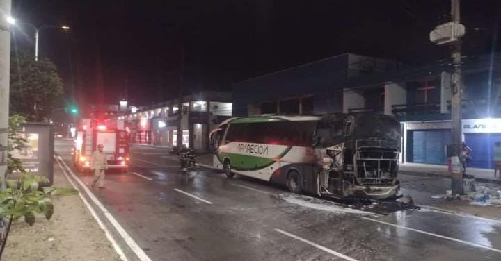 Ônibus de turismo pega fogo na Avenida Guajajaras, em São Luís