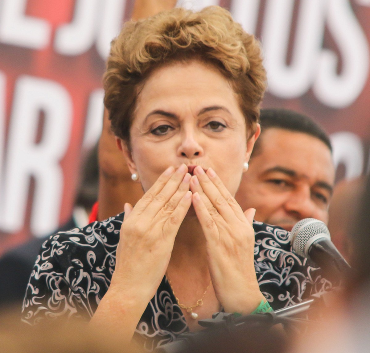 Dilma Diz Em Pernambuco Que Pode Dar Uma Envergadinha Mas Nao Quebra Politica Valor Economico