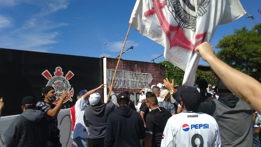 Na véspera de clássico contra o São Paulo, torcedores protestam no CT do Corinthians