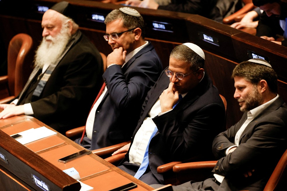 Aliados de Benjamin Netanyahu aparecem sentados em bancada do Parlamento israelense — Foto: Amir Cohen/REUTERS