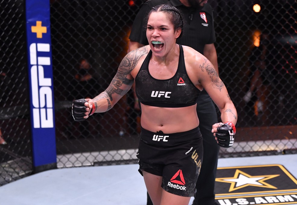 Amanda Nunes é a única atleta, seja homem ou mulher, a defender e manter ao mesmo tempo cinturões de duas categorias diferentes no UFC — Foto: Getty Images