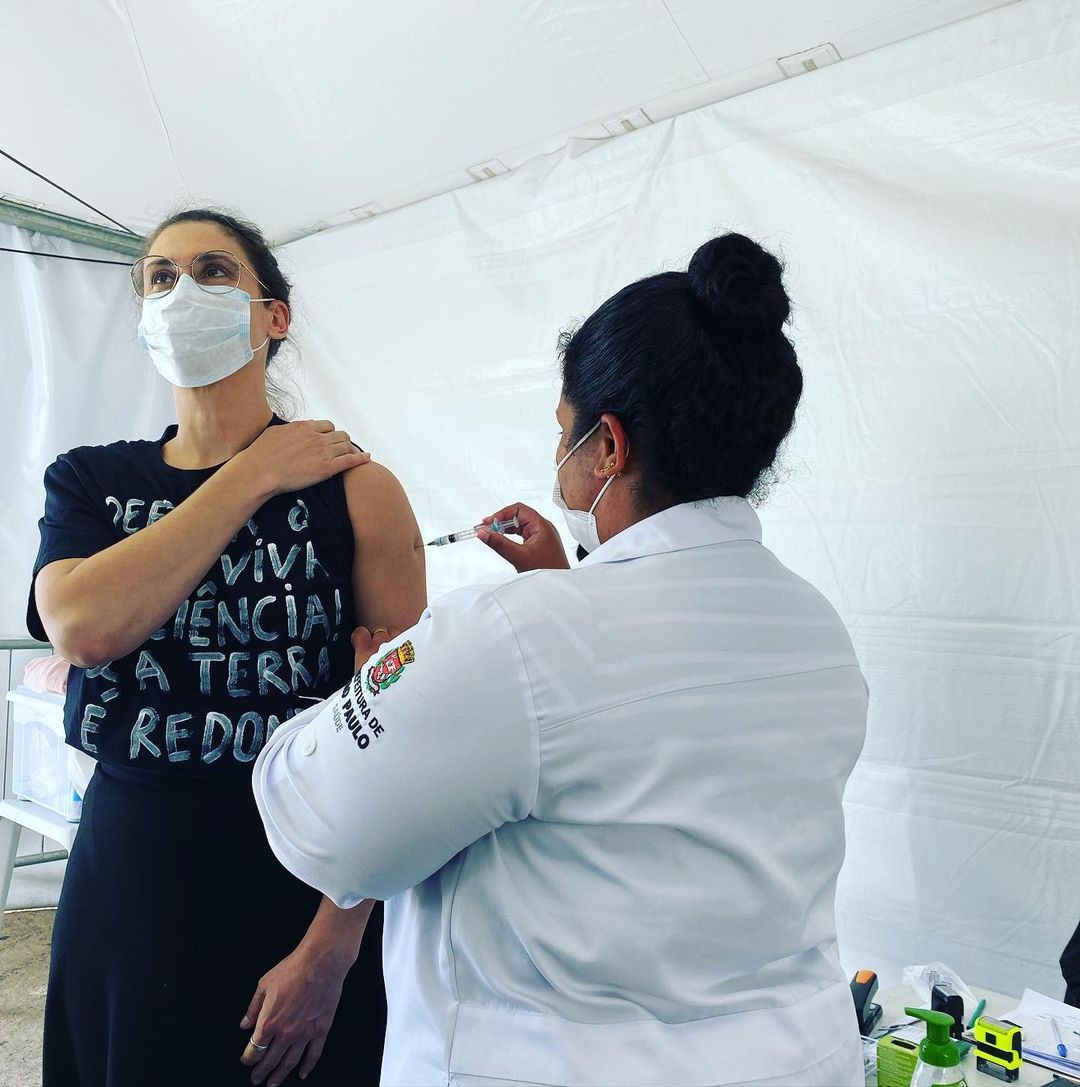 Paola Carosella toma segunda dose da vacina contra a covid-19 (Foto: Reprodução / Instagram)
