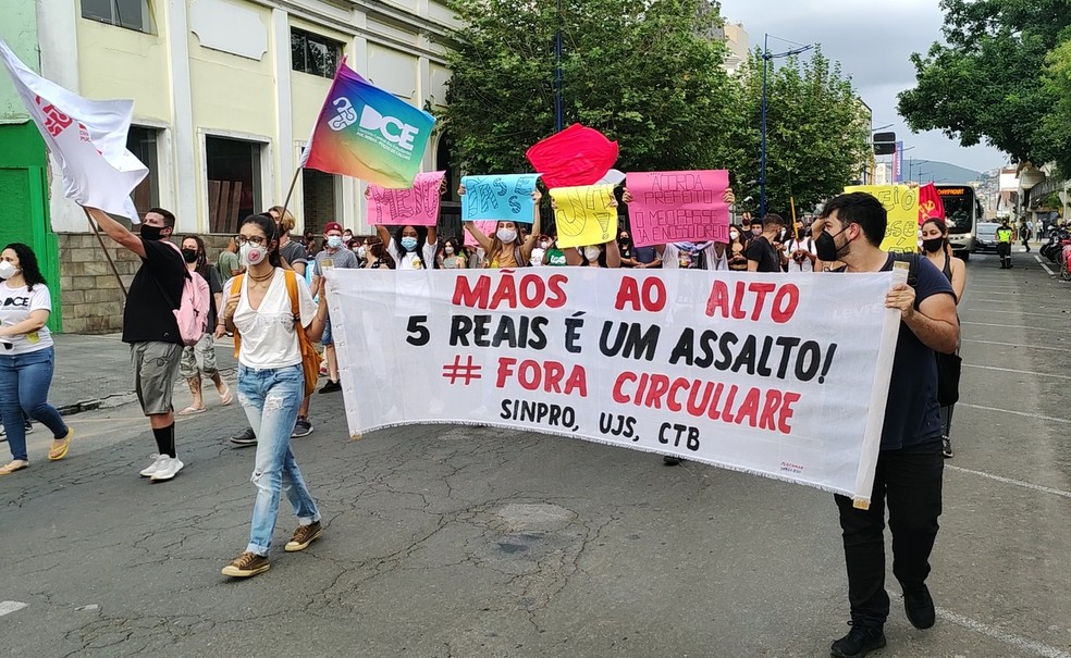 Manifestantes pedem redução da tarifa do transporte público em Poços de Caldas, MG — Foto: Marcos Corrêa
