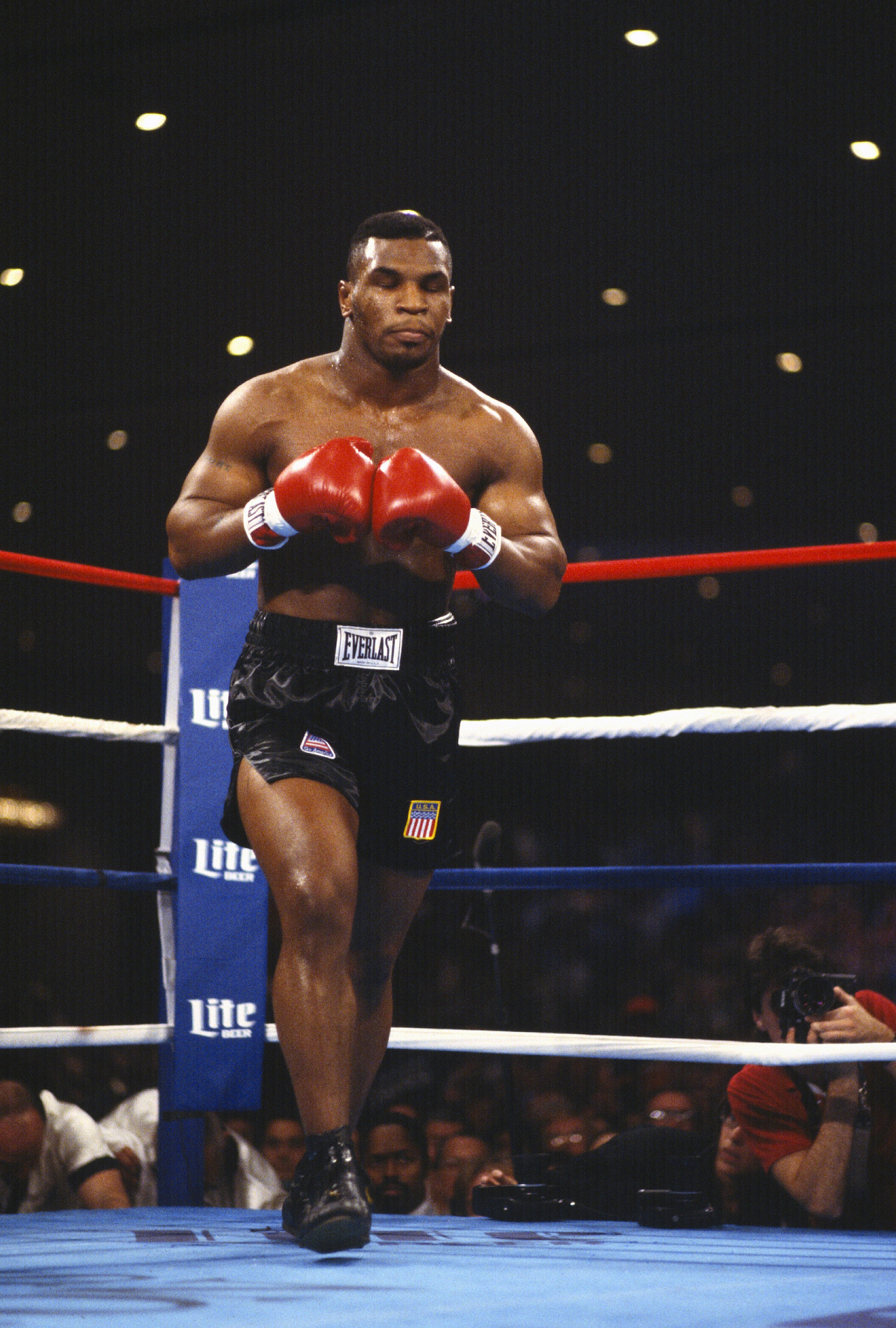 Mike Tyson na luta em que conquistou seu primeiro título mundial, contra Trevor Berbick, em novembro de 1986 (Foto: Getty Images)