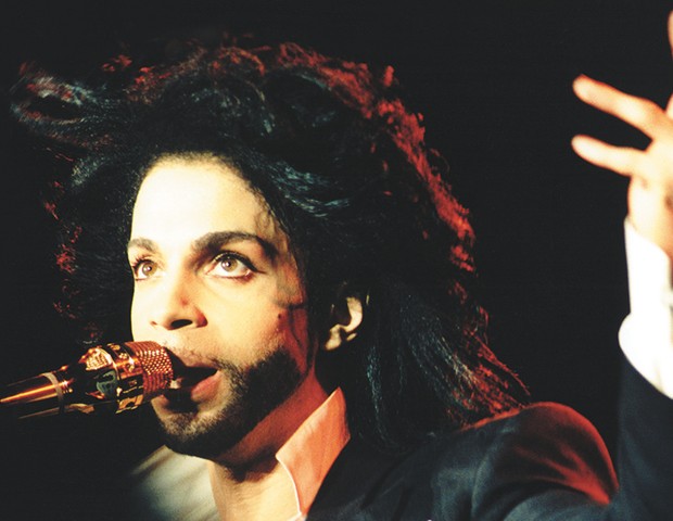1991: Prince canta seus sucessos no palco montado no Maracanã (Foto: Divulgação)