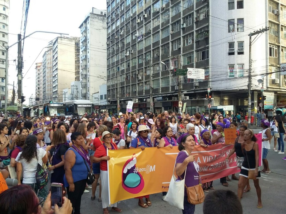 Participantes da passeata protestam na Avenida Conde da Boa Vista, no Centro do Recife (Foto: Pedro Alves/G1)