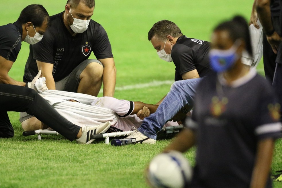 Sávio recebendo atendimento médico após sofrer luxação no ombro durante jogo contra o Sport — Foto: Aldo Carneiro / Pernambuco Press
