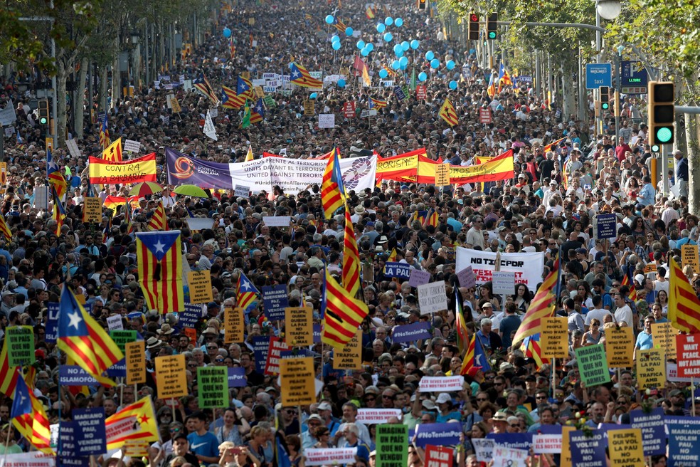 Manifestação no centro de Barcelona reúne milhares de pessoas que pedem paz em cartazes com as mensagens 