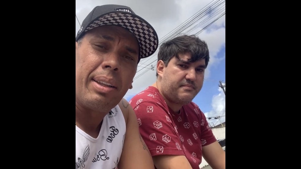 Wenes e Marcônio no dia da colisão de carro, na Avenida Norte, na Zona Norte do Recife — Foto: José Wenes/Acervo pessoal