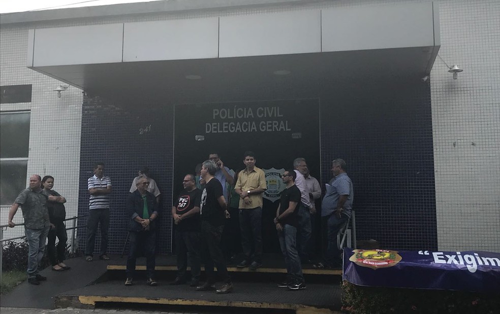 Policiais civis se reuniram na porta da Delegacia Geral, no Centro de Teresina. (Foto: Lorena Linhares/ G1)