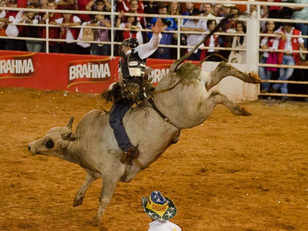 Com menor nota da final, brasileiro vence Rodeio Internacional em