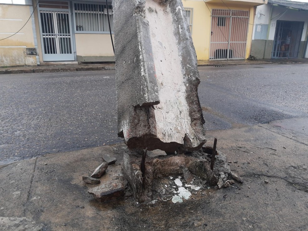 Poste cedeu na manhã de quinta-feira (13) em rua da Zona Sul de Natal — Foto: Lucas Cortez/Inter TV Cabugi