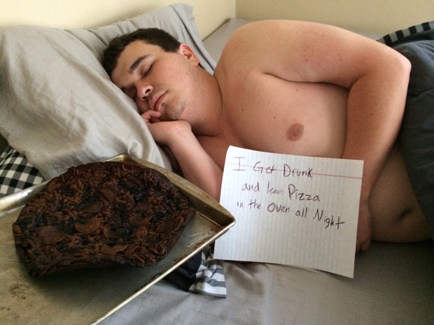 Jovem virou piada na web ao ser fotografado ao lado de pizza queimada após bebedeira (Foto: Reprodução/Imgur/Lewgold)