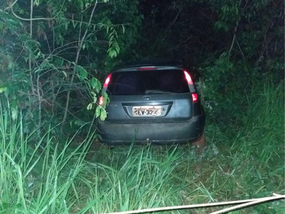 Carro foi encontrado pela polícia em matagal — Foto: PM/Divulgação