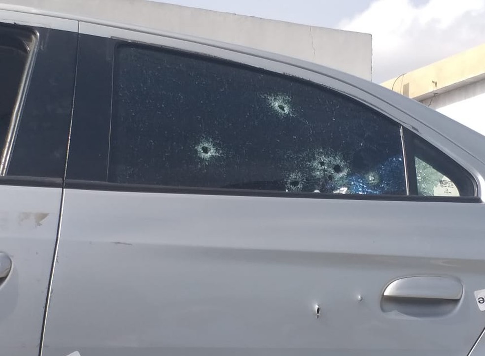 Homens estavam dentro de um carro quando foram assassinados  — Foto: Alice Sousa/Inter TV