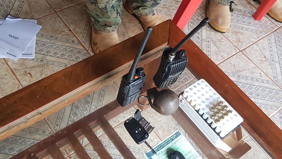 Rádios, granadas e munições também foram encontrados com o grupo. — Foto: Divulgação/Polícia Nacional do Paraguai